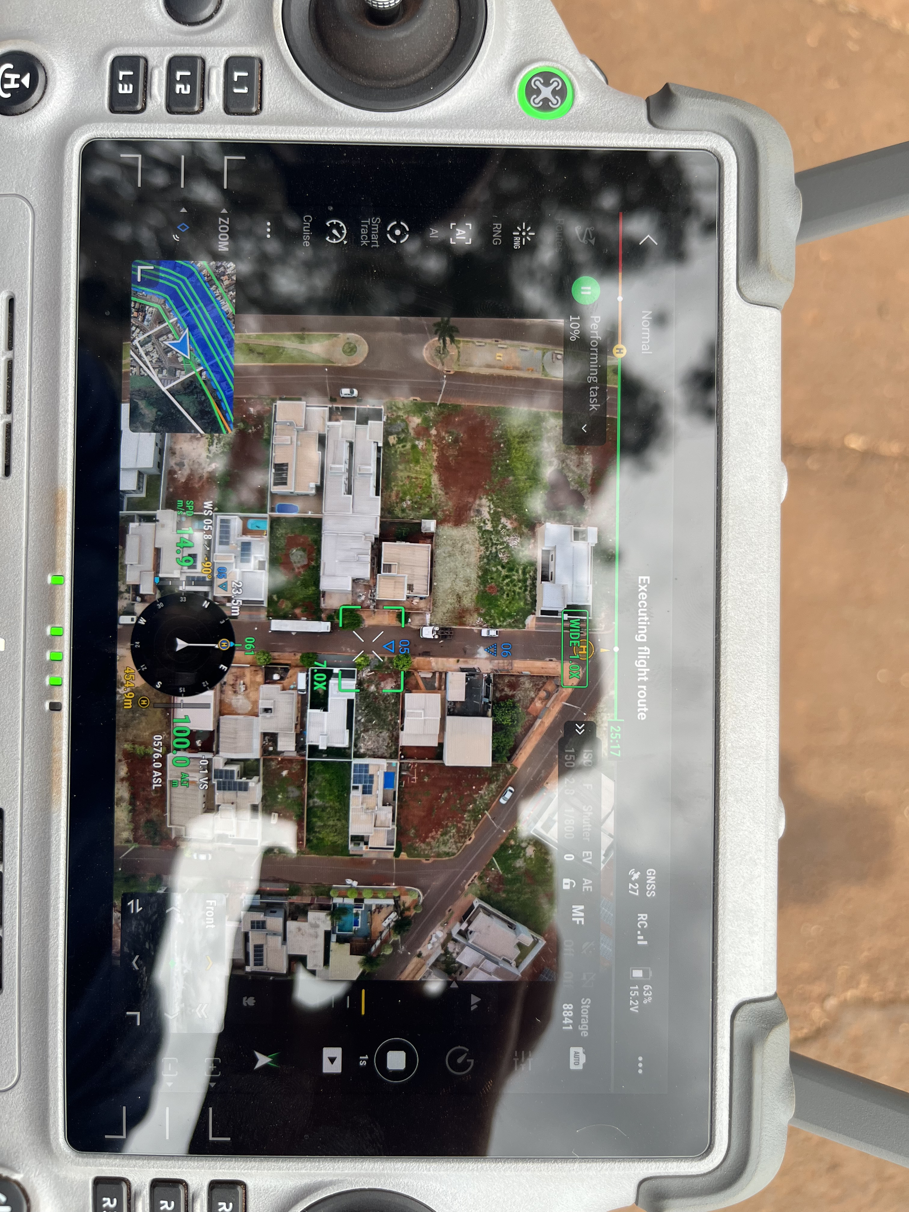 Operação de drone DJI com mapeamento urbano em andamento no controle RTK