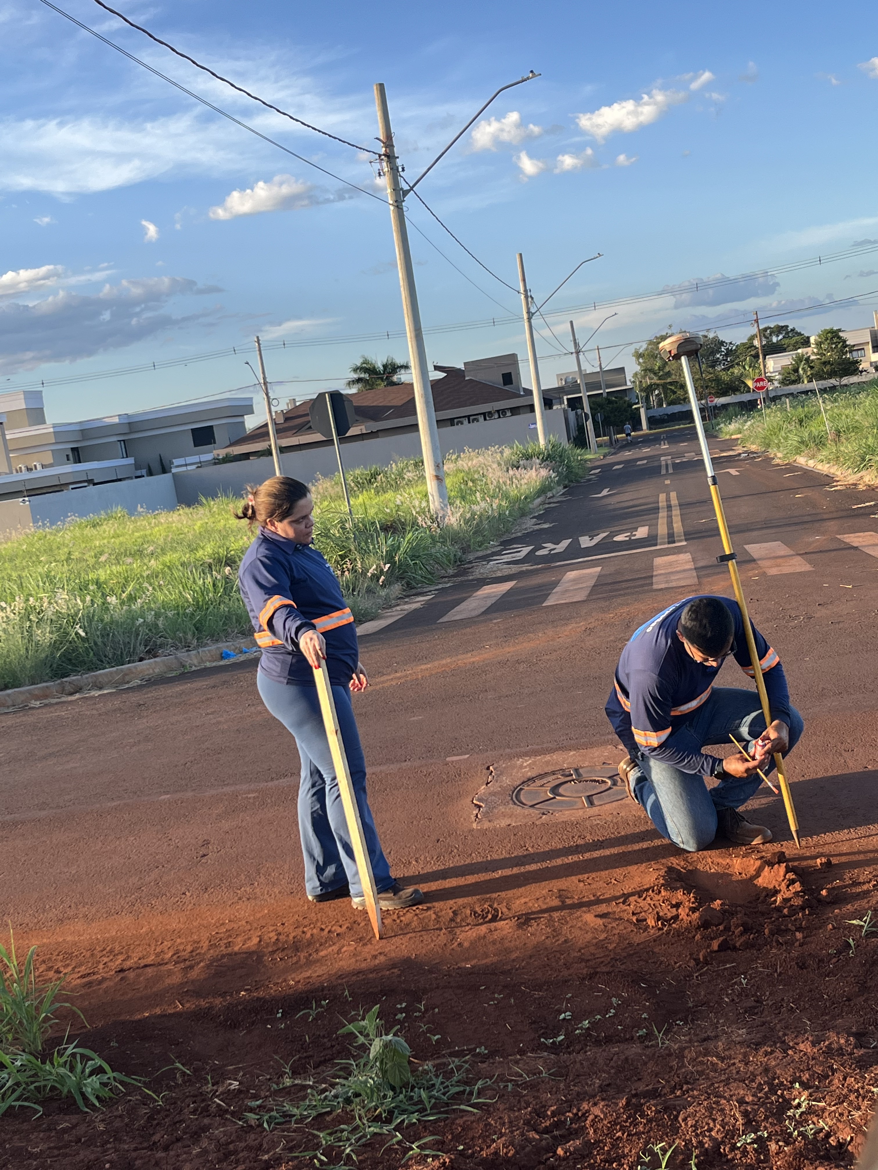 Equipe da AJ TopoGeo realizando levantamento topográfico em campo em Sidrolândia MS
