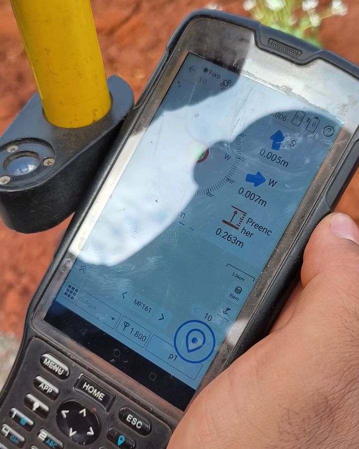 Controladora GNSS mostrando a navegação até o ponto de locação