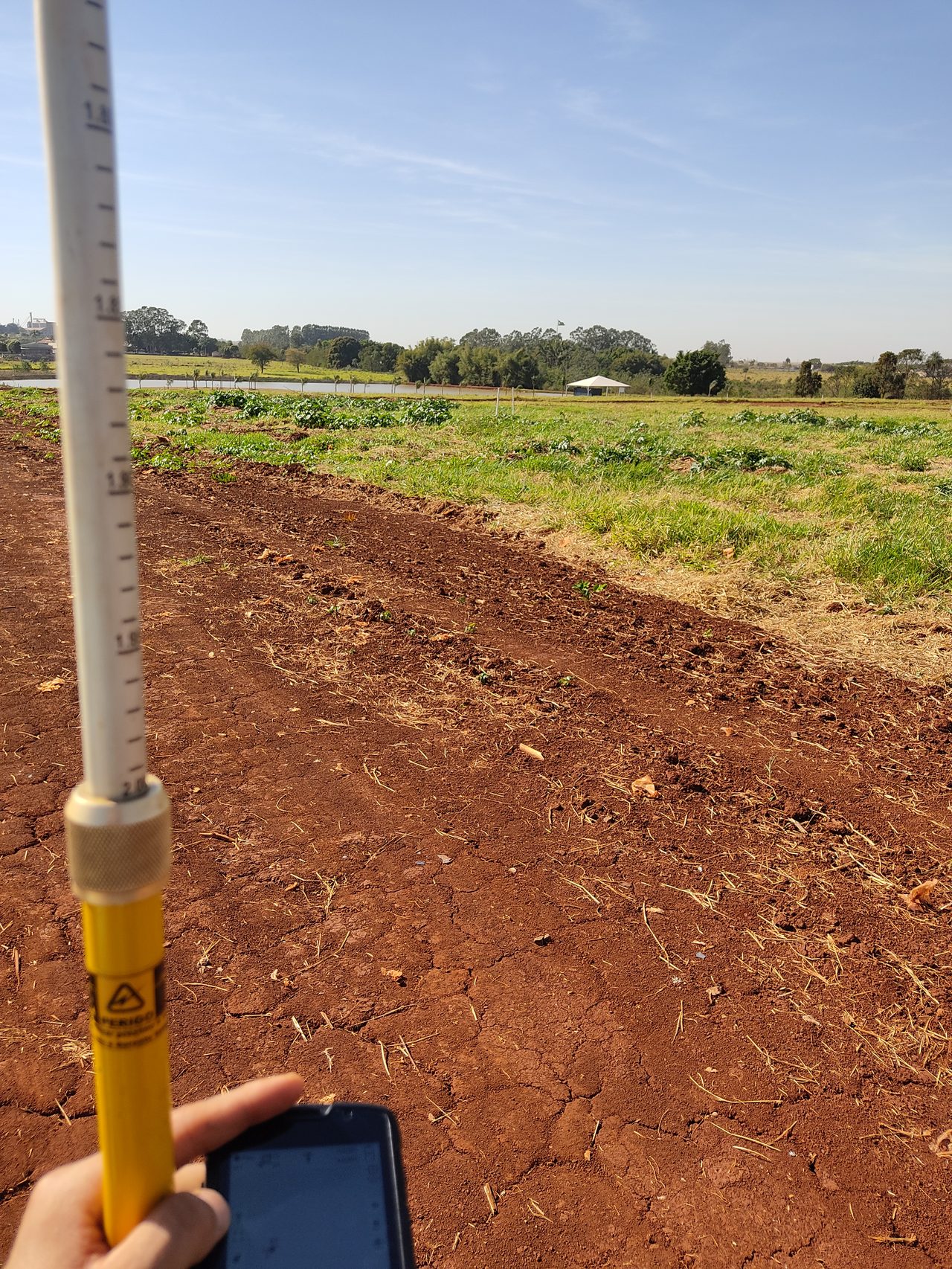 Profissional de topografia e agrimensura realizando medição em campo no Mato Grosso do Sul